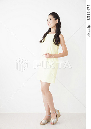黄色いワンピースの女性 黄色いワンピースの女性 8511475