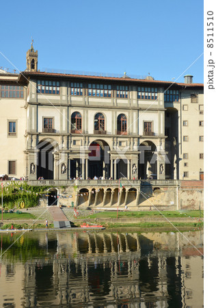 ウフィツィ美術館とアルノ川 8511510