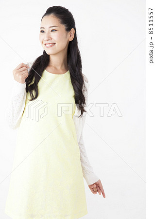 黄色いワンピースの女性　 8511557