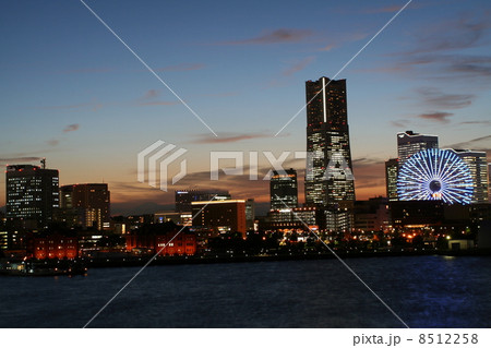 横浜港の夕暮れ 8512258