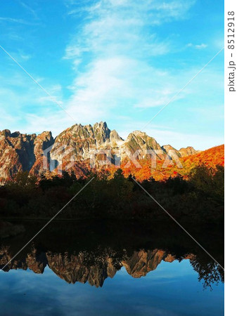 鏡に写る紅葉剱岳 8512918