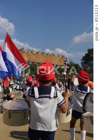 園児たちの秋の運動会_マーチングバンド 8513113