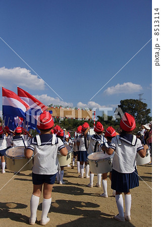 園児たちの秋の運動会 鼓笛隊の入場行進の写真素材