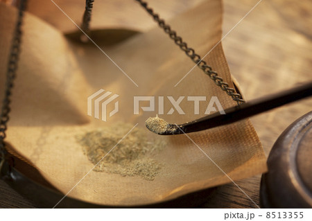 秤の上の薬剤 8513355