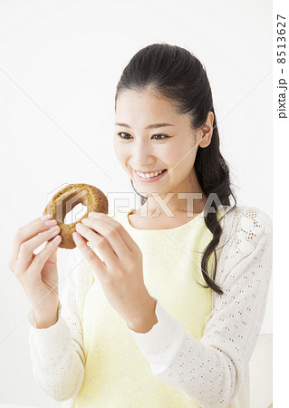 ドーナツを食べる女性 ドーナツを食べる女性 8513627