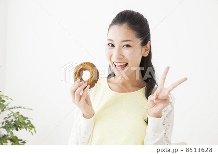 ドーナツを食べる女性　　　 8513628