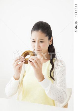 ドーナツを食べる女性　　　 8513633