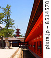 厳島神社の朱塗りの神殿と五重塔 8514570