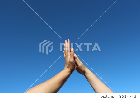 男女が青空の下でハイタッチ、ハイファイブ 8514743