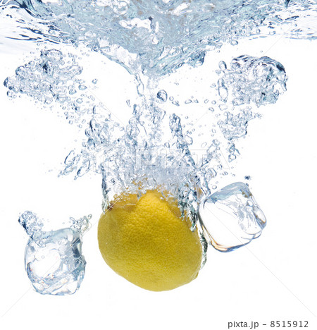 Bubbles in blue water 8515912