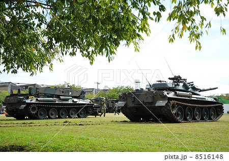 74式戦車と78式戦車回収車の写真素材