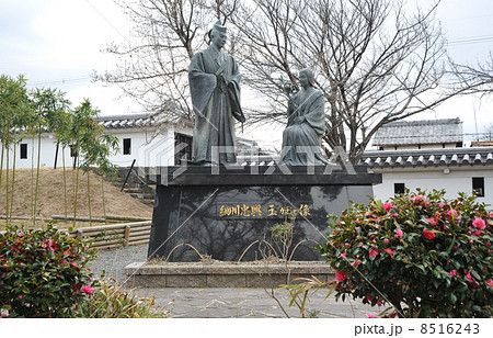 京都　勝竜寺城　細川忠興・ガラシャ像 8516243