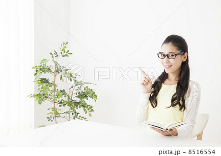 ノートを持つ女性 8516554