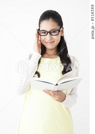 ノートを持つ女性 8516569