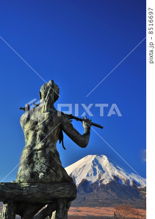 少女像と富士山 少女像と富士山 8516697
