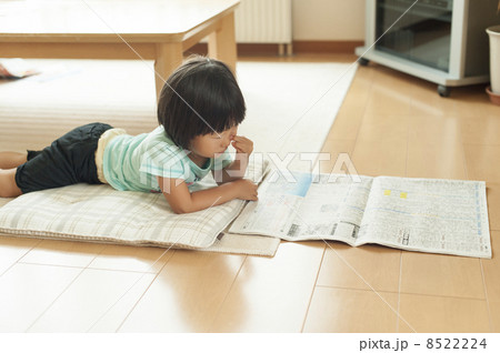 新聞を読む子 8522224