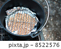 ダッチオーブンの中にスモークチップ 8522576