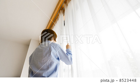 外を眺める女性 8523448