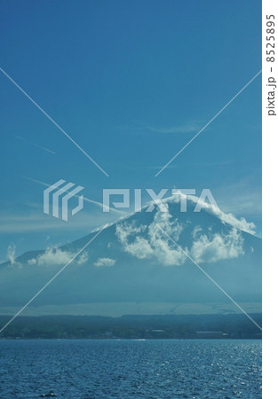 薄い雲を纏う青富士2013.9.1・山中湖の煌めく湖水前景縦位置 8525895