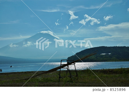 薄い雲を纏う青富士2013.9.1・山中湖の煌めく湖水前景横位置 8525896