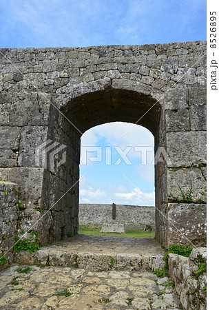 世界遺産 中城城跡の「二の郭への門」（沖縄県中頭郡北中城村･中城村） 8526895