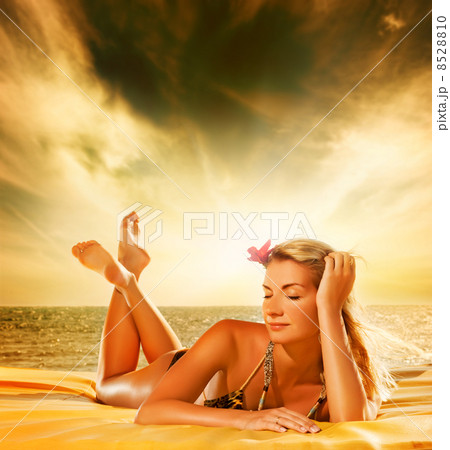Beautiful young woman relaxing near the sea 8528810