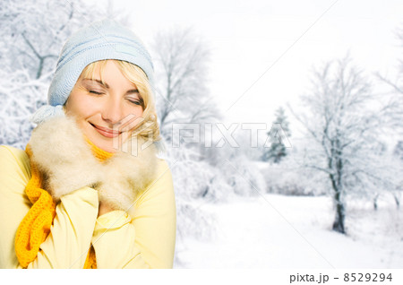 Beautiful young woman in winter clothing Beautiful young woman in winter clothing 8529294