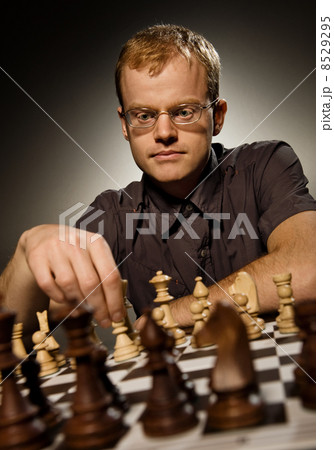 Chess master making smart move 8529295