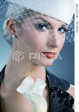 Beautiful young woman with white kala flower Beautiful young woman with white kala flower 8529596