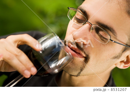 Handsome young man drinking red wine 8531207