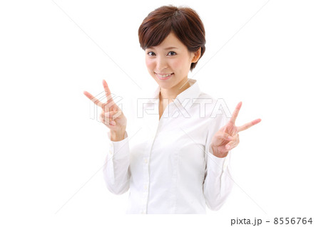 ピースする女性 8556764