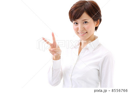 ピースする女性 8556766