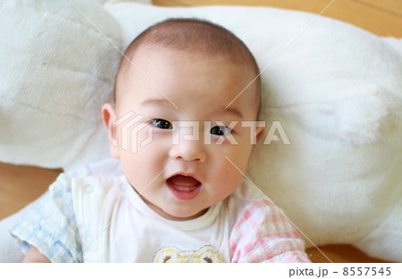 リビングでくつろぐ赤ちゃん 8557545