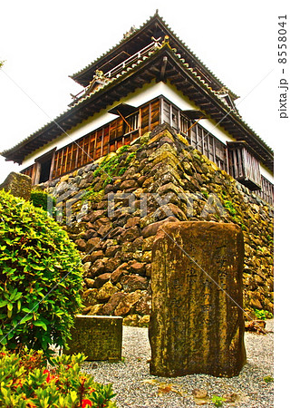 丸岡城の天守閣と「一筆啓上~」の石碑(福井県坂井市丸岡町霞町1-59) 丸岡城の天守閣と「一筆啓上~」の石碑(福井県坂井市丸岡町霞町1-59) 8558041