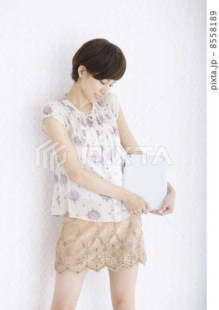 若い女性 若い女性 8558189