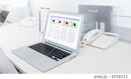 オフィスのノートパソコン 8558531