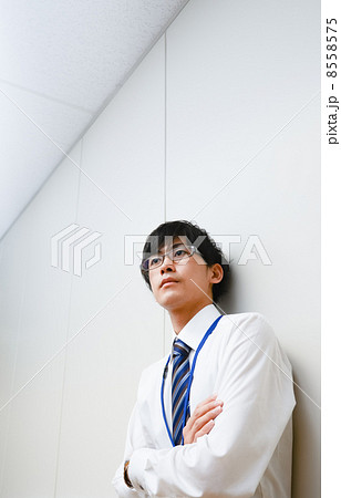 腕を組むビジネスマンの写真素材