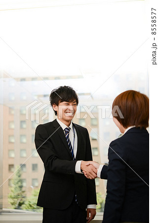 握手するビジネスマン 8558577