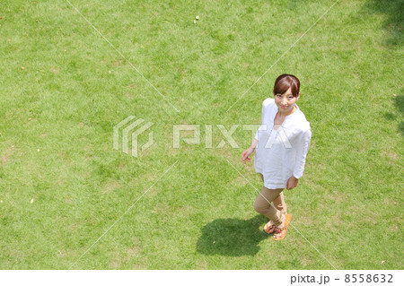 芝生の中の女性 8558632