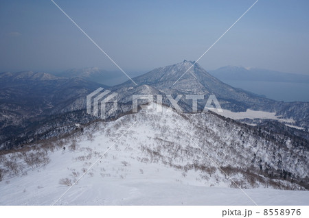 早春の恵庭岳と支笏湖・オコタンペ湖 8558976