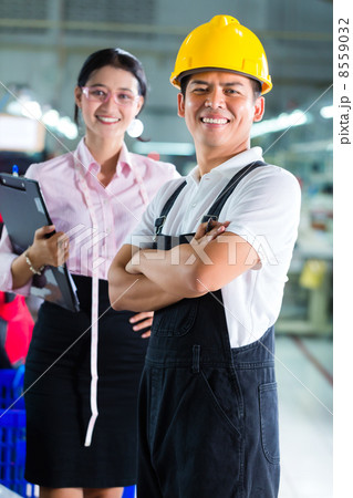 Production manager and designer in Asian factory 8559032