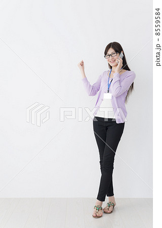 スマートフォンを持つ女性 8559584