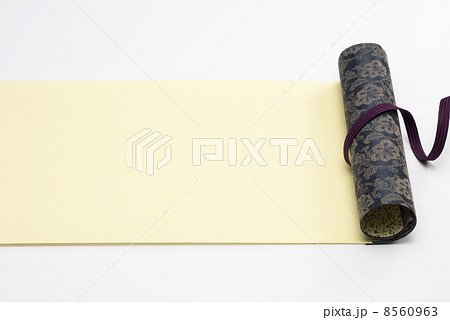 開いた無地の巻物 8560963