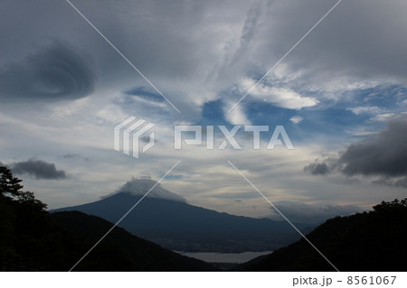 富士山と渦雲 8561067