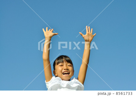 青空でバンザイする女の子 8561733