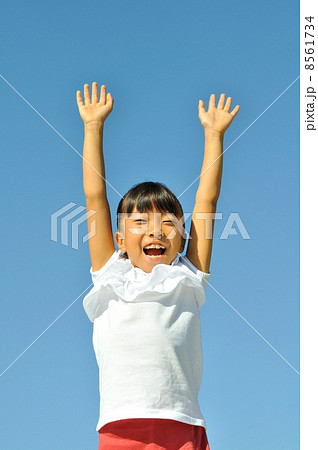 青空でバンザイする女の子 青空でバンザイする女の子 8561734