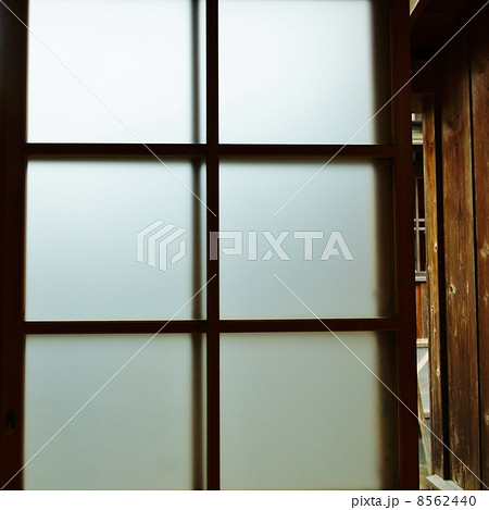 レトロな背景素材・曇りガラスの建具・四角形 8562440