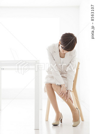 ベージュのスーツの女性　 8563107