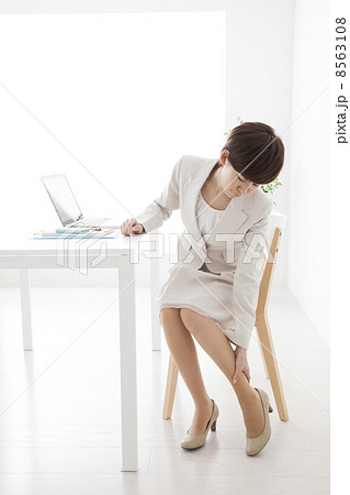 ベージュのスーツの女性　 8563108