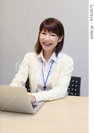 パソコンする女性 8563675